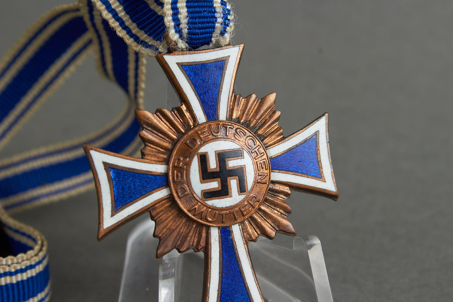 WW2 Tysk Mutterkreuz "Ehrenkreuz der Deutschen Mutter" i Bronze. Original.