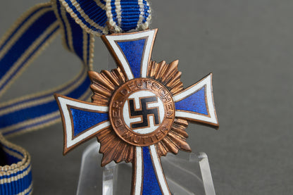 WW2 Tysk Mutterkreuz "Ehrenkreuz der Deutschen Mutter" i Bronze. Original.