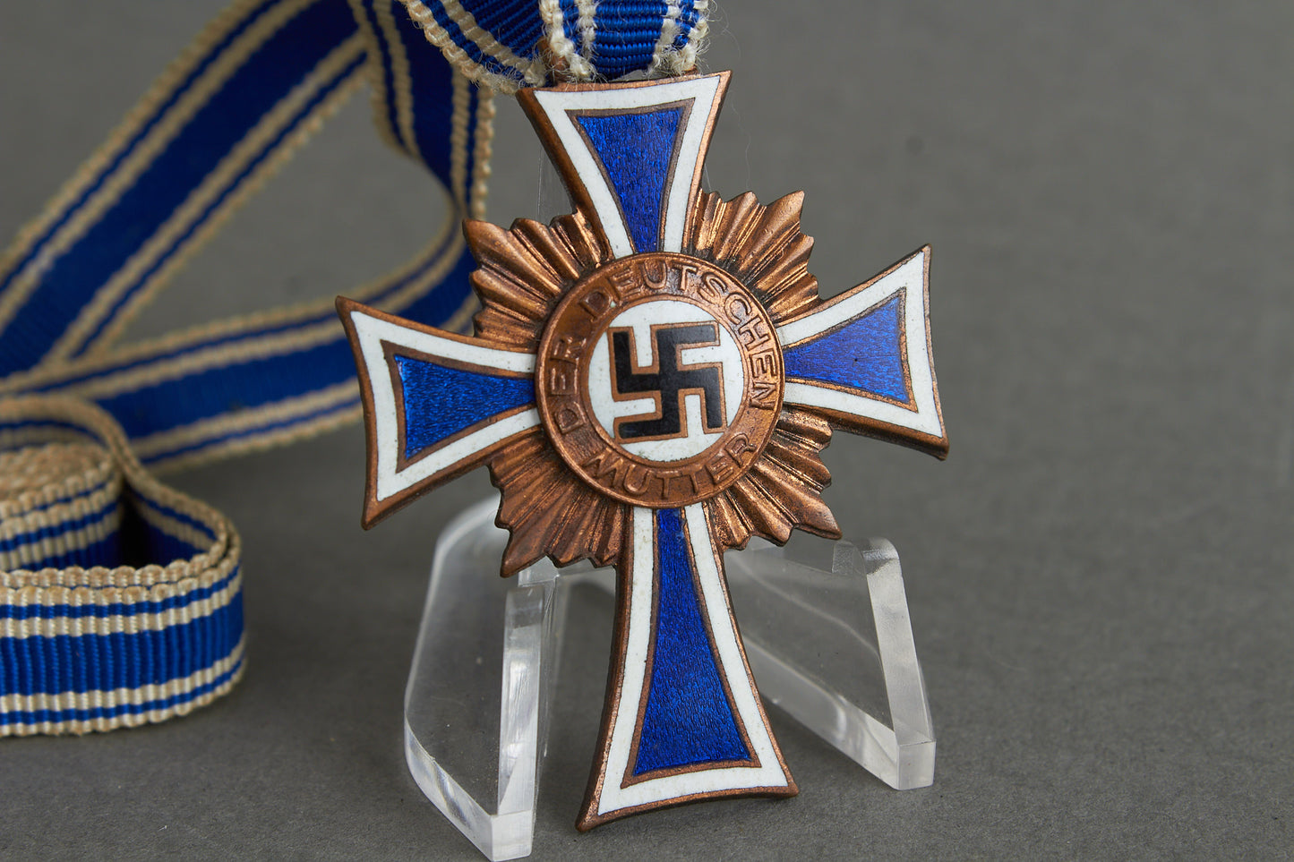 WW2 Tysk Mutterkreuz "Ehrenkreuz der Deutschen Mutter" i Bronze. Original.
