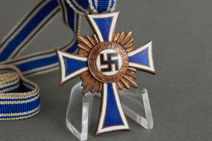WW2 Tysk Mutterkreuz "Ehrenkreuz der Deutschen Mutter" i Bronze. Original.