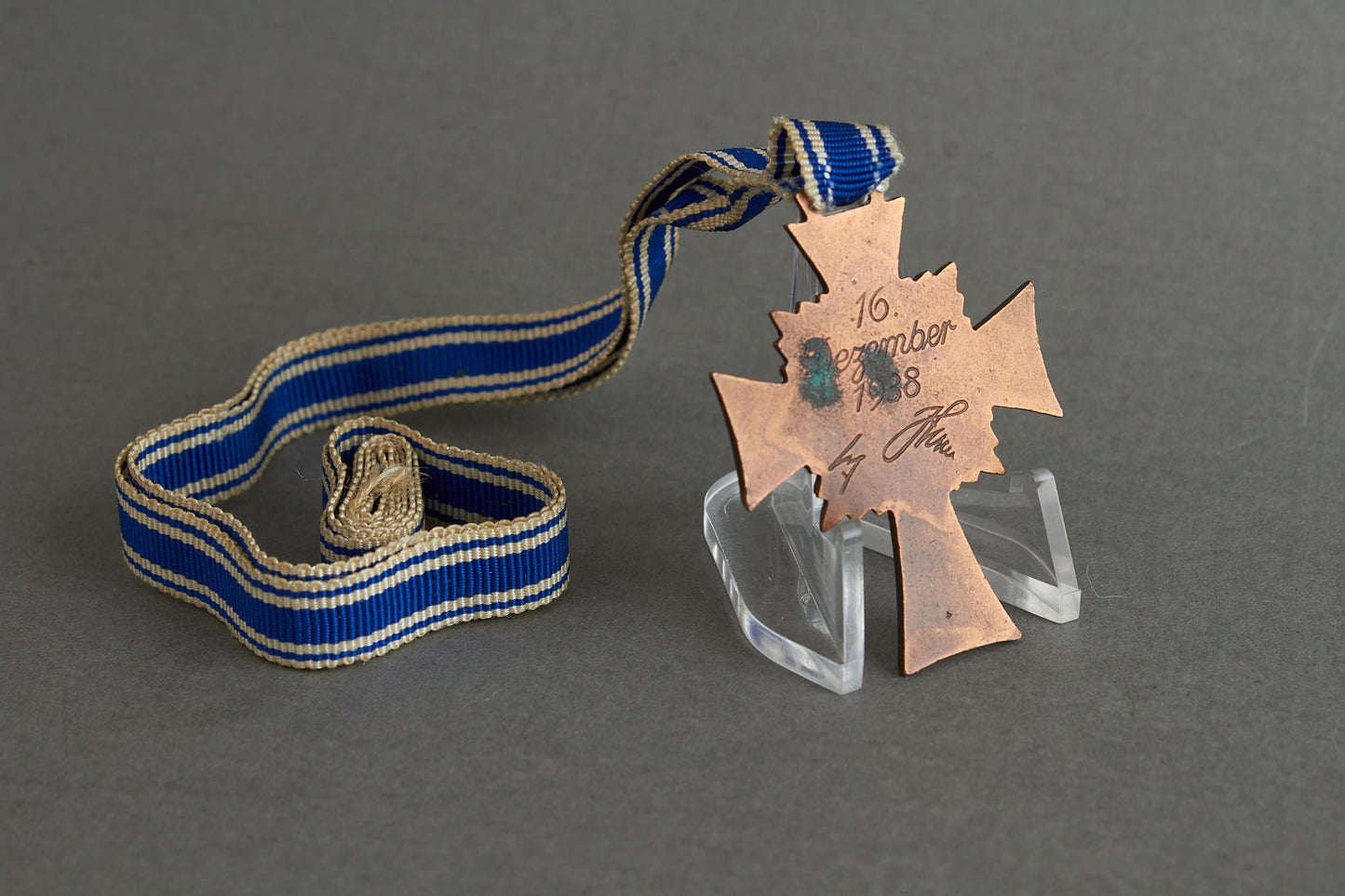 WW2 Tysk Mutterkreuz "Ehrenkreuz der Deutschen Mutter" i Bronze. Original.