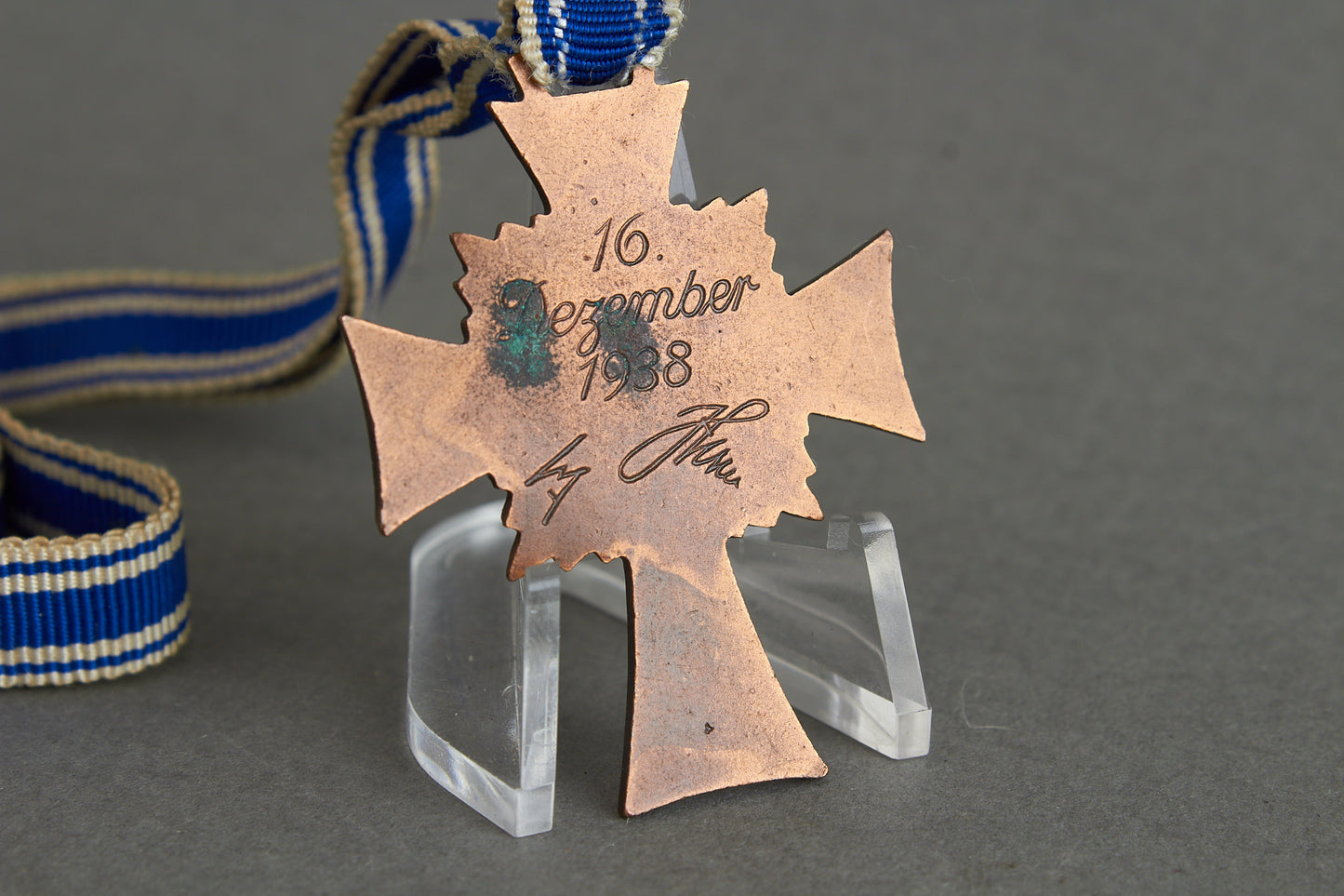WW2 Tysk Mutterkreuz "Ehrenkreuz der Deutschen Mutter" i Bronze. Original.