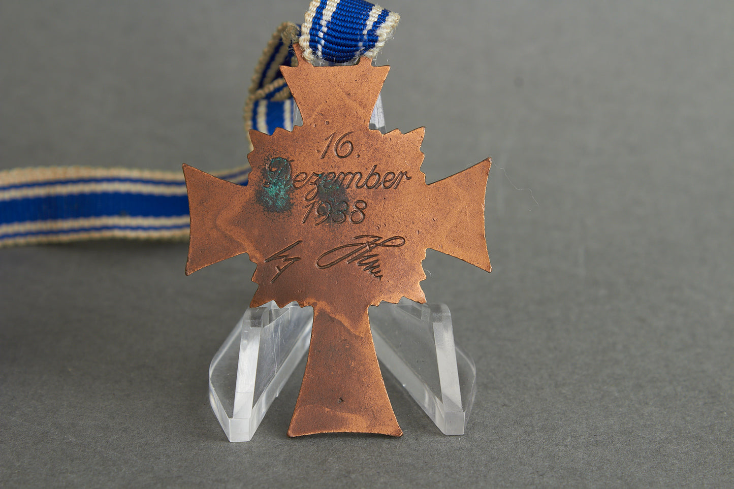 WW2 Tysk Mutterkreuz "Ehrenkreuz der Deutschen Mutter" i Bronze. Original.