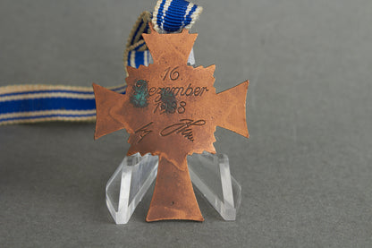 WW2 Tysk Mutterkreuz "Ehrenkreuz der Deutschen Mutter" i Bronze. Original.
