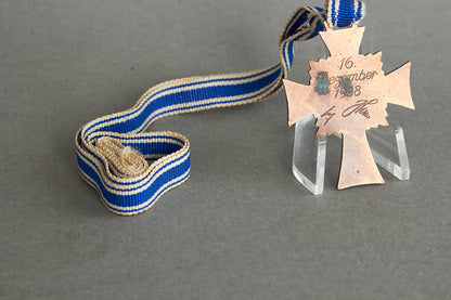 WW2 Tysk Mutterkreuz "Ehrenkreuz der Deutschen Mutter" i Bronze. Original.