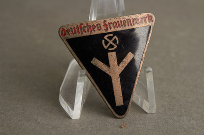 WW2 Tysk Deutsches Frauenwerk Medlemsmærke. Original.