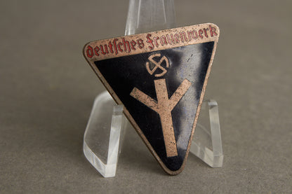 WW2 Tysk Deutsches Frauenwerk Medlemsmærke. Original.