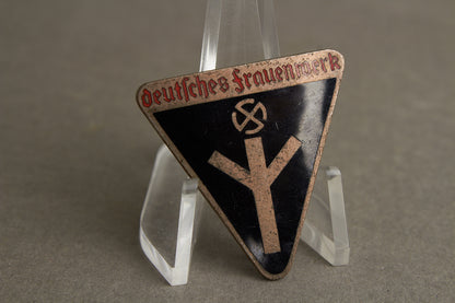 WW2 Tysk Deutsches Frauenwerk Medlemsmærke. Original.