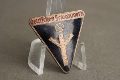 WW2 Tysk Deutsches Frauenwerk Medlemsmærke. Original.