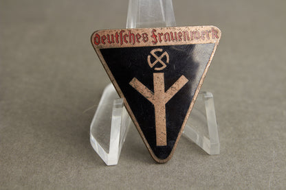 WW2 Tysk Deutsches Frauenwerk Medlemsmærke. Original.