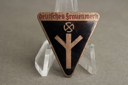 WW2 Tysk Deutsches Frauenwerk Medlemsmærke. Original.
