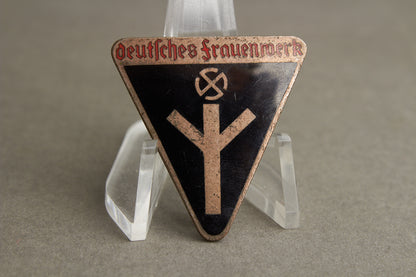 WW2 Tysk Deutsches Frauenwerk Medlemsmærke. Original.