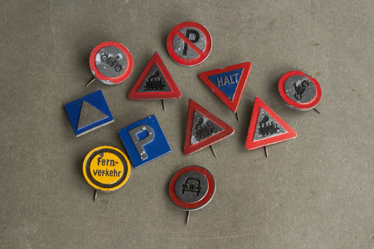 WW2 Tysk WHW Blandet Lot af Vejskilte. Original.