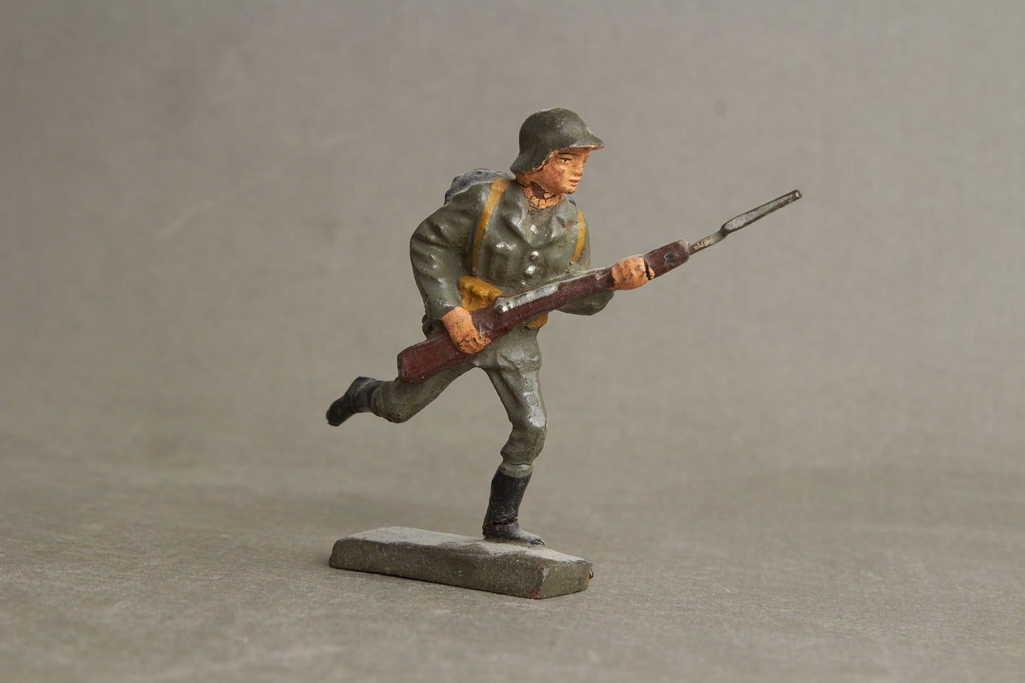 WW2 Tysk Lineol Legetøjssoldat. Original.