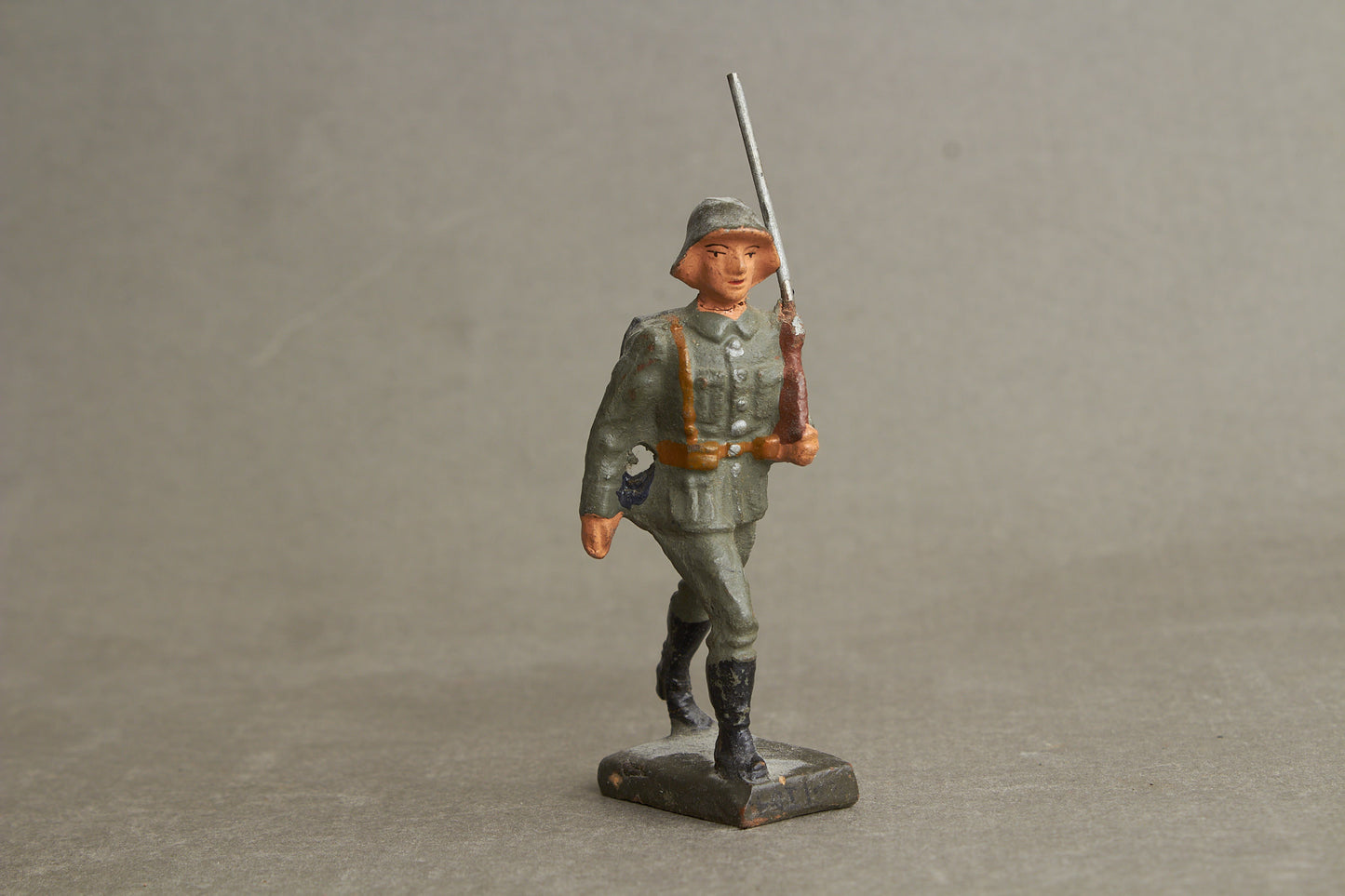 WW2 Tysk Lineol Legetøjssoldat. Original.