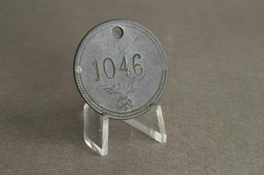 WW2 Tysk/Dansk Medarbejder "Nummertag". Brugt af dansk arbejdskraft for tyskerne. Sjælden. Original.