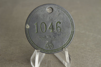 WW2 Tysk/Dansk Medarbejder "Nummertag". Brugt af dansk arbejdskraft for tyskerne. Sjælden. Original.