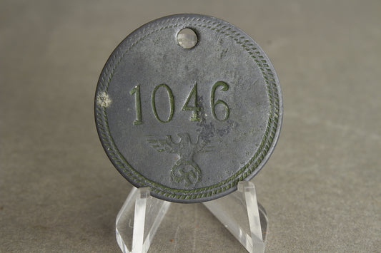 WW2 Tysk/Dansk Medarbejder "Nummertag". Brugt af dansk arbejdskraft for tyskerne. Sjælden. Original.