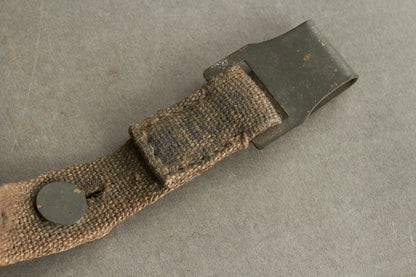 WW2 Tysk Gasmaske Beholder Bæltestrop. Mangler ofte på beholderne. Original.
