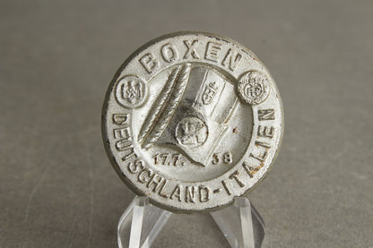 WW2 Tysk/Italiensk Boksning Tinnie fra 1938. Sjælden. Mangler nål. Original.