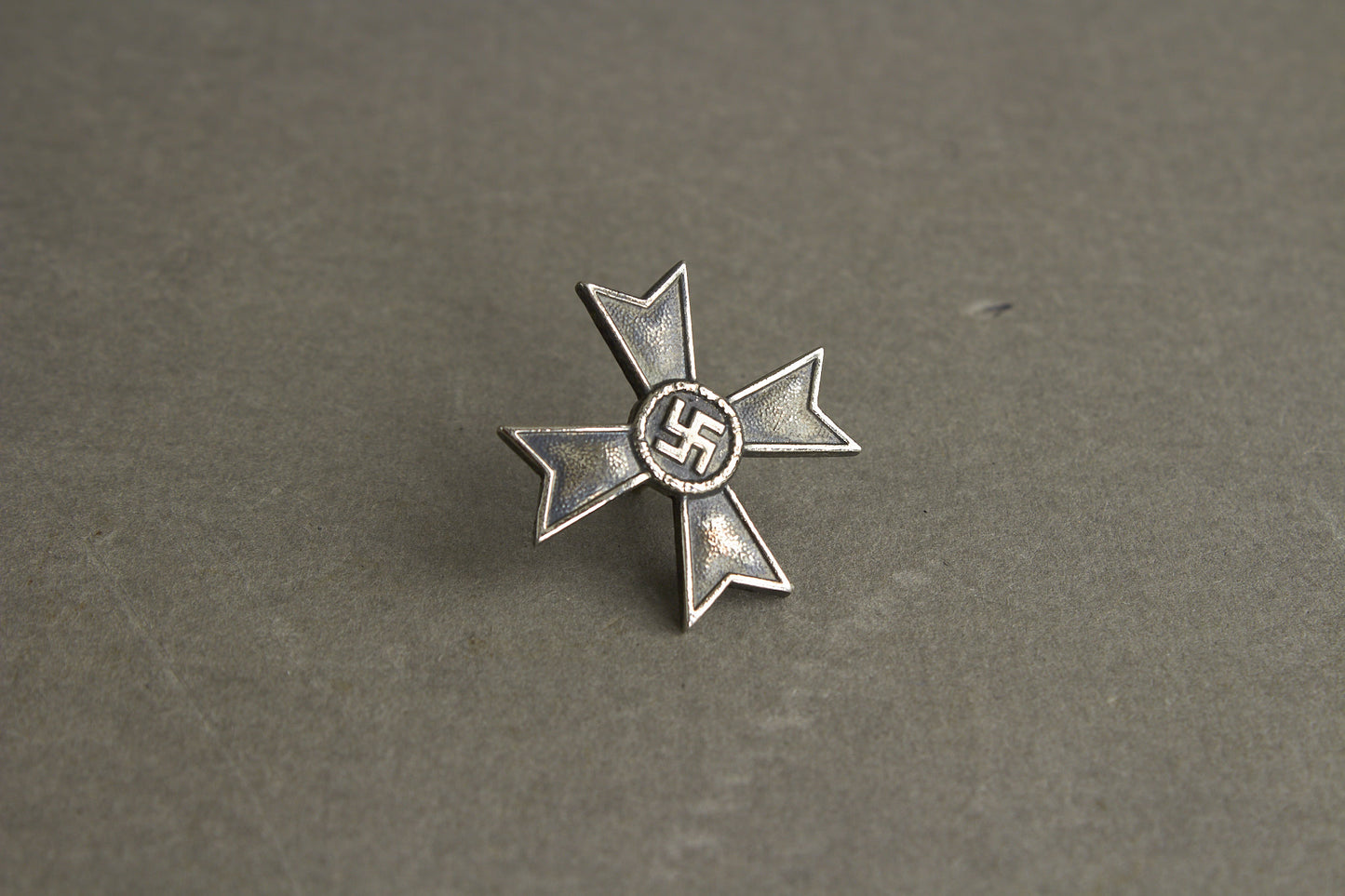 WW2 Tysk Kriegsverdienstkreuz 1. Klasse uden sværd "Halb-miniatur". Kopi.