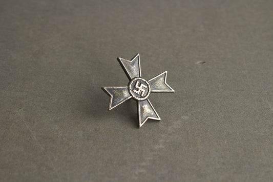 WW2 Tysk Kriegsverdienstkreuz 1. Klasse uden sværd "Halb-miniatur". Kopi.