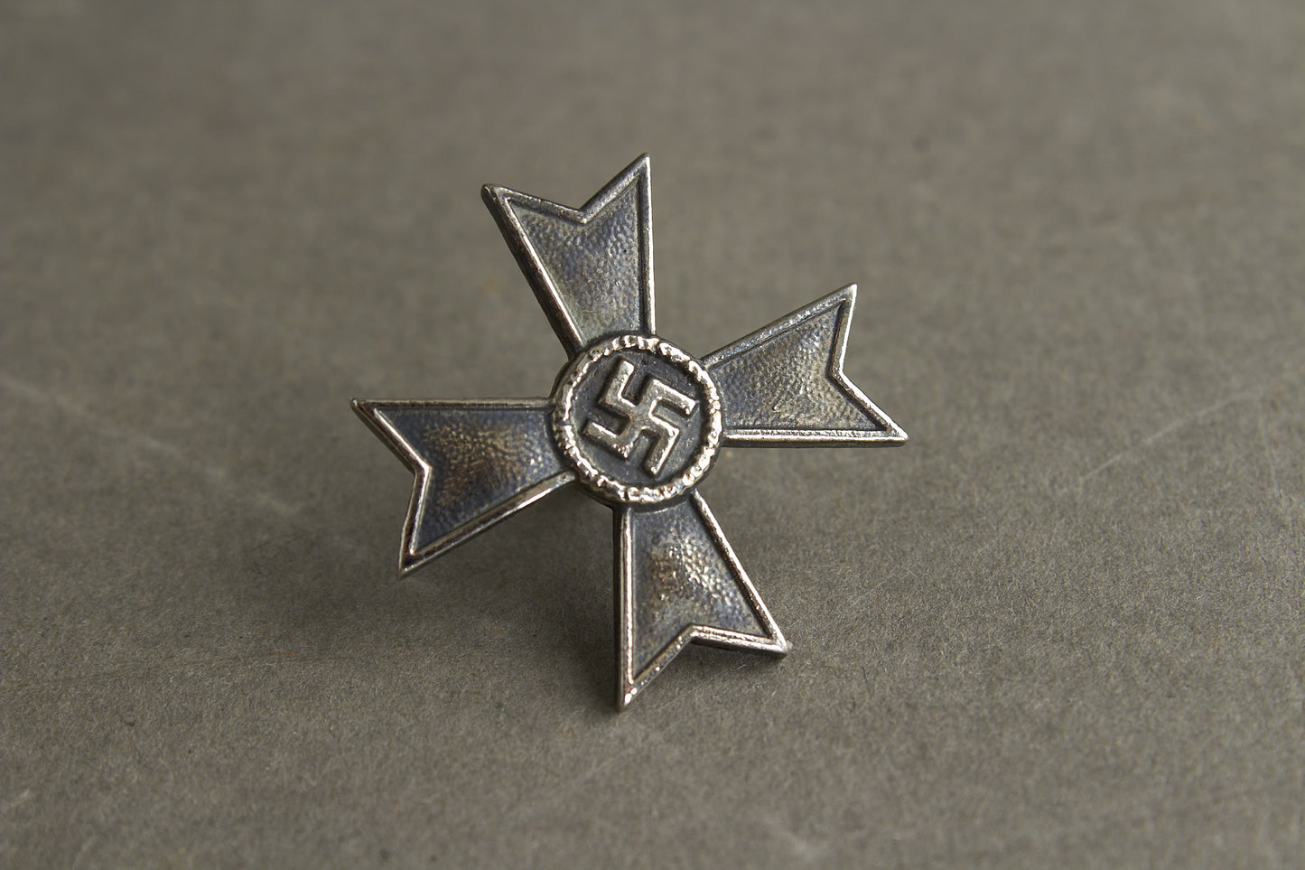WW2 Tysk Kriegsverdienstkreuz 1. Klasse uden sværd "Halb-miniatur". Kopi.