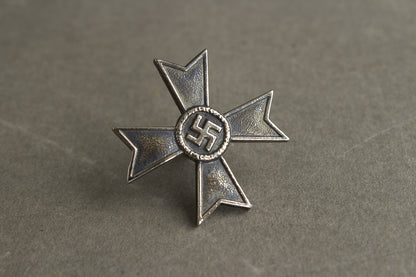 WW2 Tysk Kriegsverdienstkreuz 1. Klasse uden sværd "Halb-miniatur". Kopi.