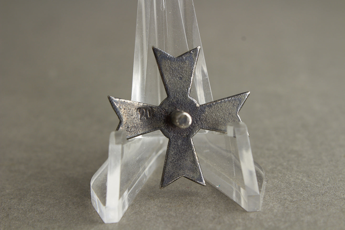 WW2 Tysk Kriegsverdienstkreuz 1. Klasse uden sværd "Halb-miniatur". Kopi.