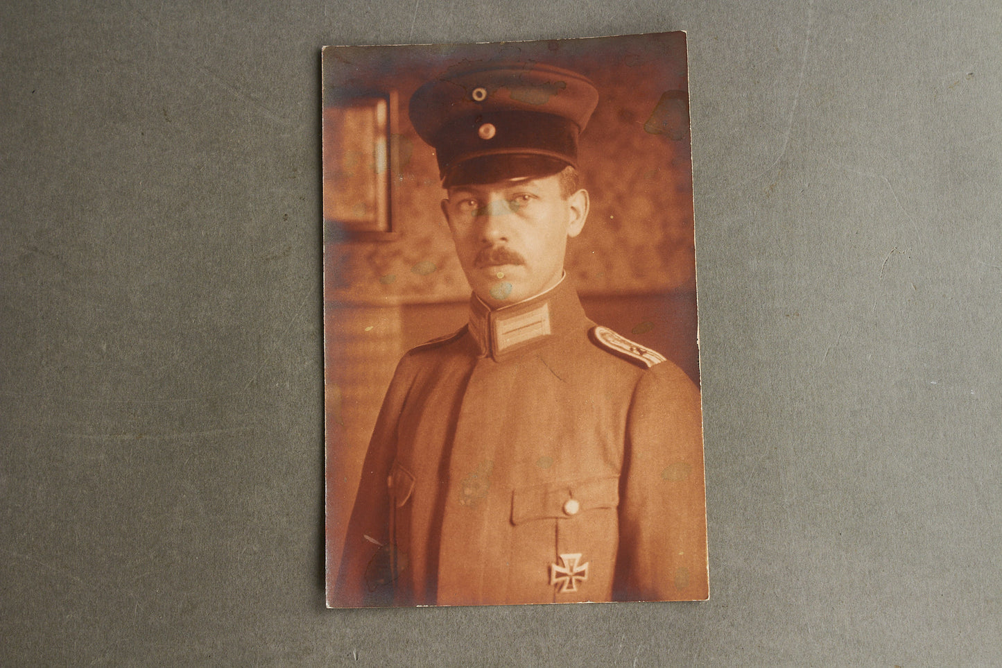 WW1 Tysk Foto-Postkort. Soldat med Jernkors 1. klasse. Original.