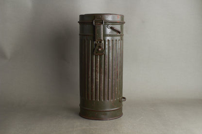 WW2 Tysk Gasmaske i beholder. Original.