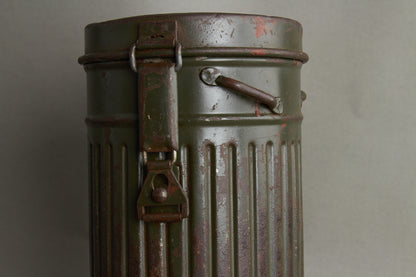 WW2 Tysk Gasmaske i beholder. Original.