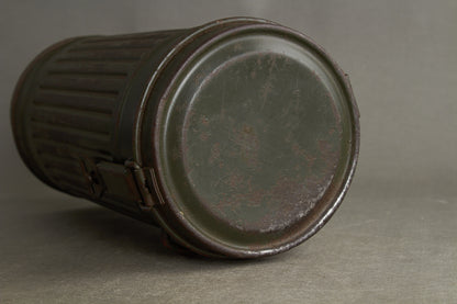 WW2 Tysk Gasmaske i beholder. Original.