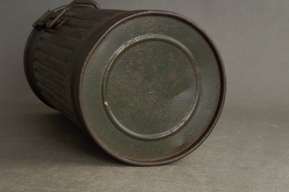 WW2 Tysk Gasmaske i beholder. Original.