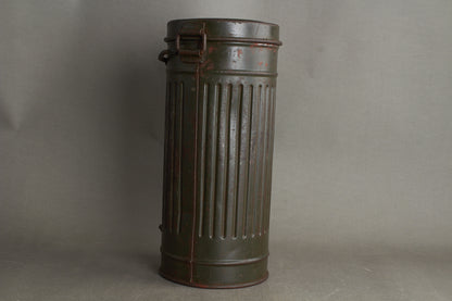 WW2 Tysk Gasmaske i beholder. Original.