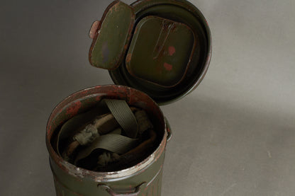 WW2 Tysk Gasmaske i beholder. Original.