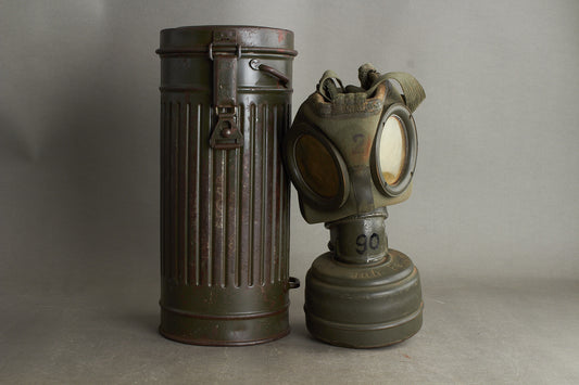 WW2 Tysk Gasmaske i beholder. Original.