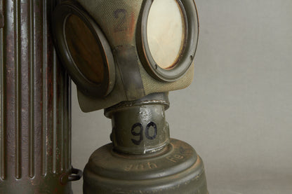 WW2 Tysk Gasmaske i beholder. Original.