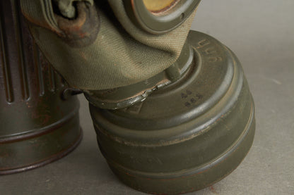 WW2 Tysk Gasmaske i beholder. Original.