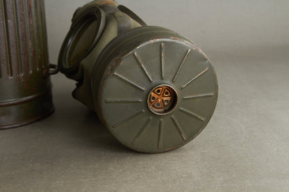 WW2 Tysk Gasmaske i beholder. Original.