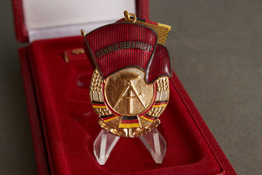 Østtysk DDR "Banner der Arbeit" medalje i æske. Original.
