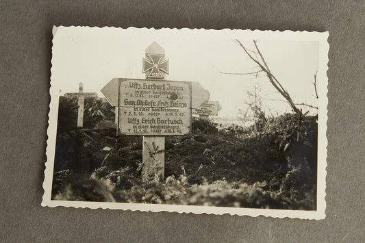 WW2 Tysk Front-foto af soldatergrav med 3 faldne "Sanitäter"-soldater. Original.