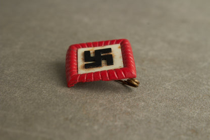 WW2 Tysk Tidlig NSDAP Sympatisør mærke i celluloid. Original.