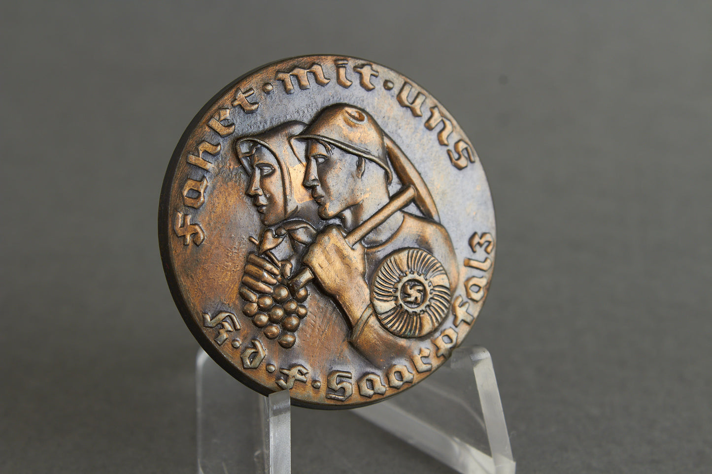 WW2 Tysk Kraft durch Freude (KdF) "Fahrt mit uns" Tinnie. Original.