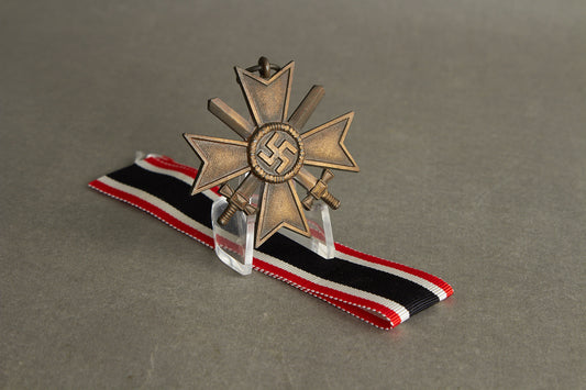 WW2 Tysk KVK 2.Kl. m. sværd. Stemplet med fremstiller "15" i ringen. Original.