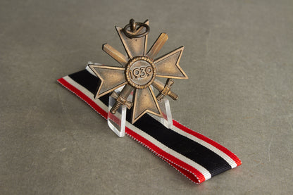 WW2 Tysk KVK 2.Kl. m. sværd. Stemplet med fremstiller "15" i ringen. Original.