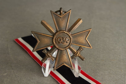 WW2 Tysk KVK 2.Kl. m. sværd. Stemplet med fremstiller "15" i ringen. Original.