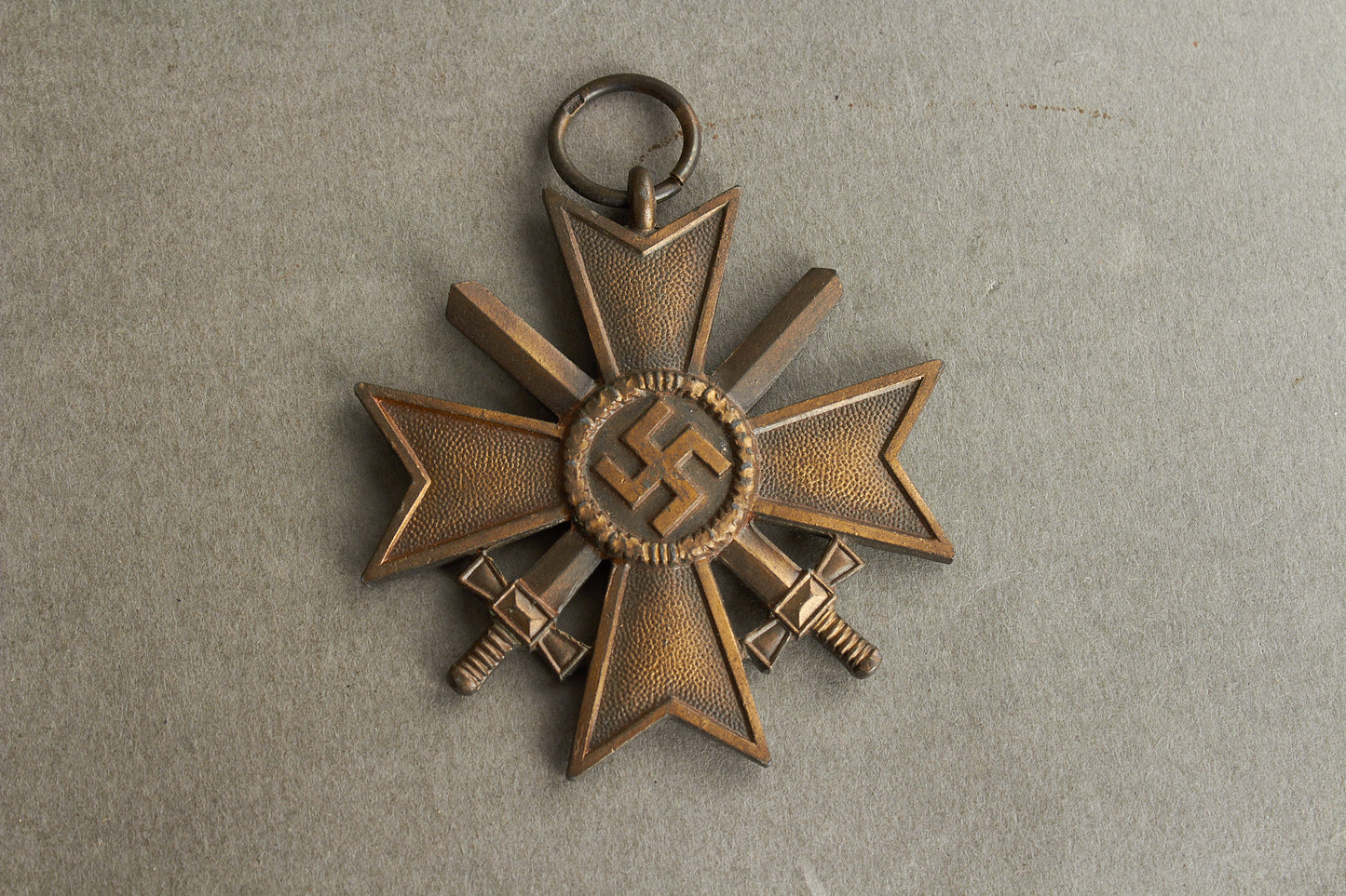 WW2 Tysk KVK 2.Kl. m. sværd. Stemplet med fremstiller "15" i ringen. Original.
