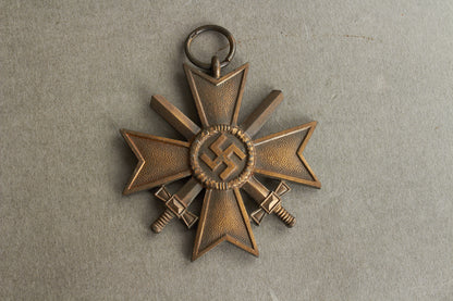 WW2 Tysk KVK 2.Kl. m. sværd. Stemplet med fremstiller "15" i ringen. Original.