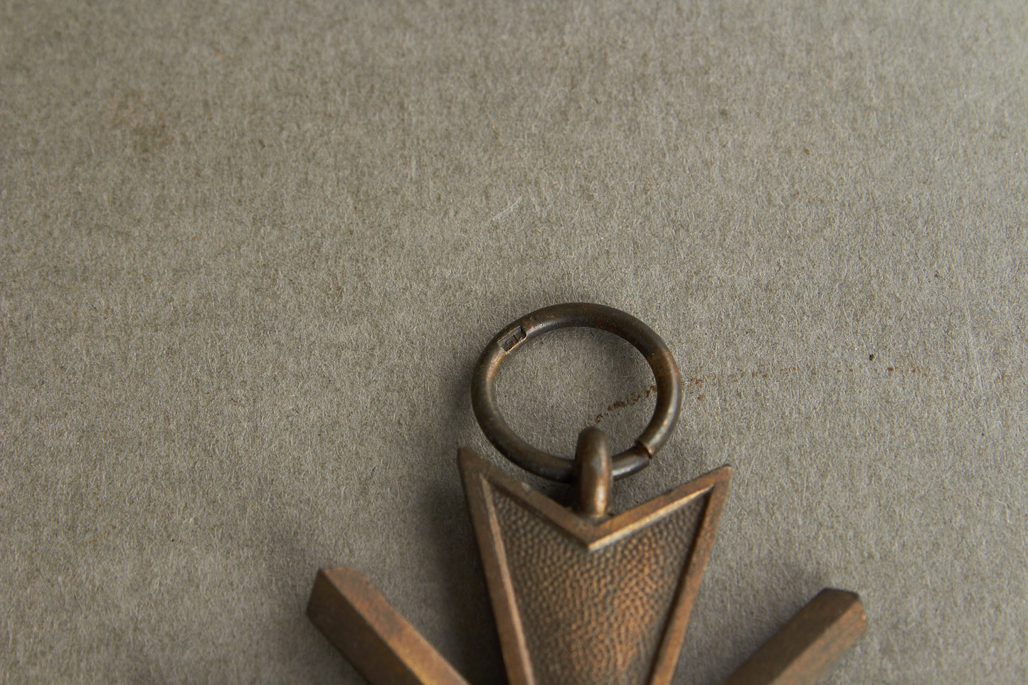 WW2 Tysk KVK 2.Kl. m. sværd. Stemplet med fremstiller "15" i ringen. Original.